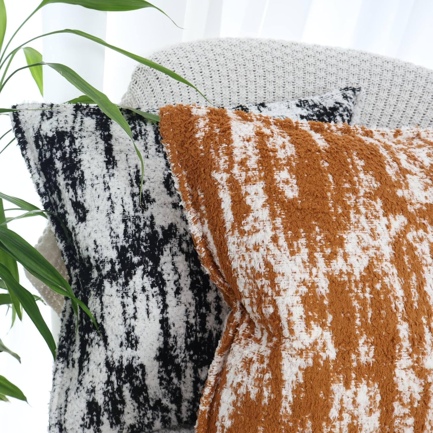 Detalle de OYIMUA Fluffy Cushion Covers 45 x 45 Black & White – Set of 2
