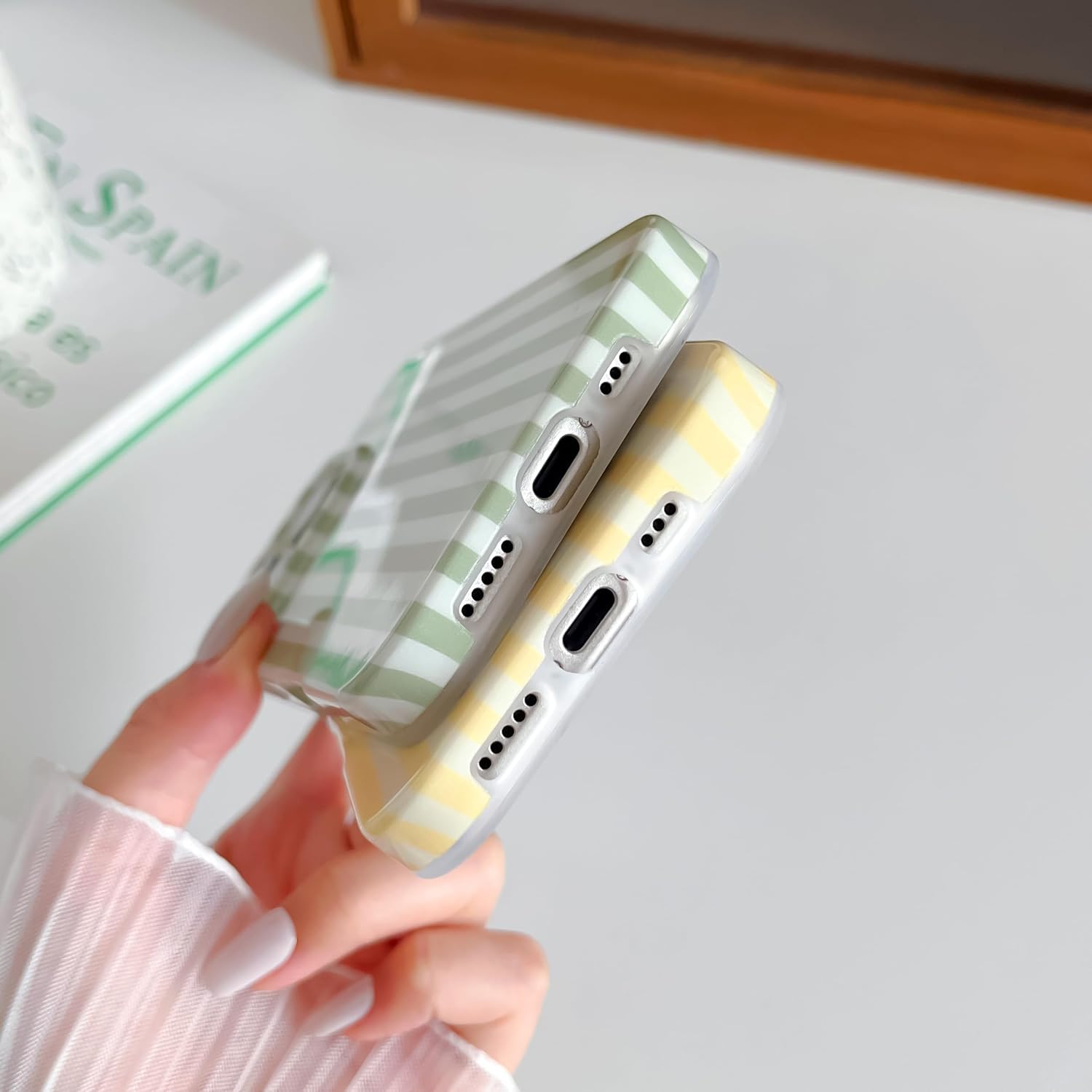 Detalle 1 de Yeddabox YBX-IP16PMAX-SG-ST iPhone 16 Pro Max TPU Case, Sage Green Stripes