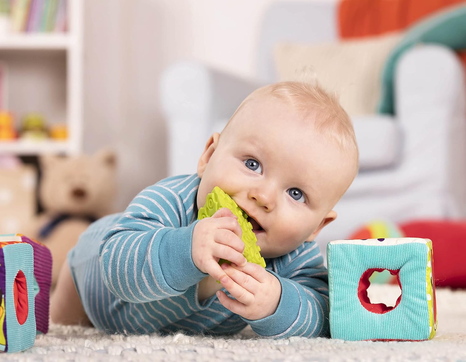 Detalle de B. toys aBc Block Party 6pcs – miękkie klocki z wkładkami do grzechotania