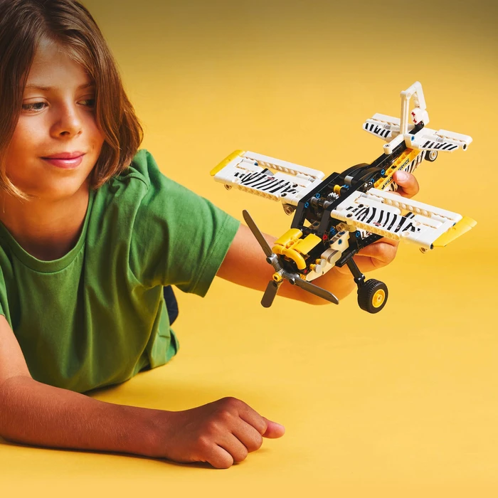 Detalle de LEGO Technic Propellerflugzeug 42198 – realistischer Flugspaß mit 333 Bausteinen