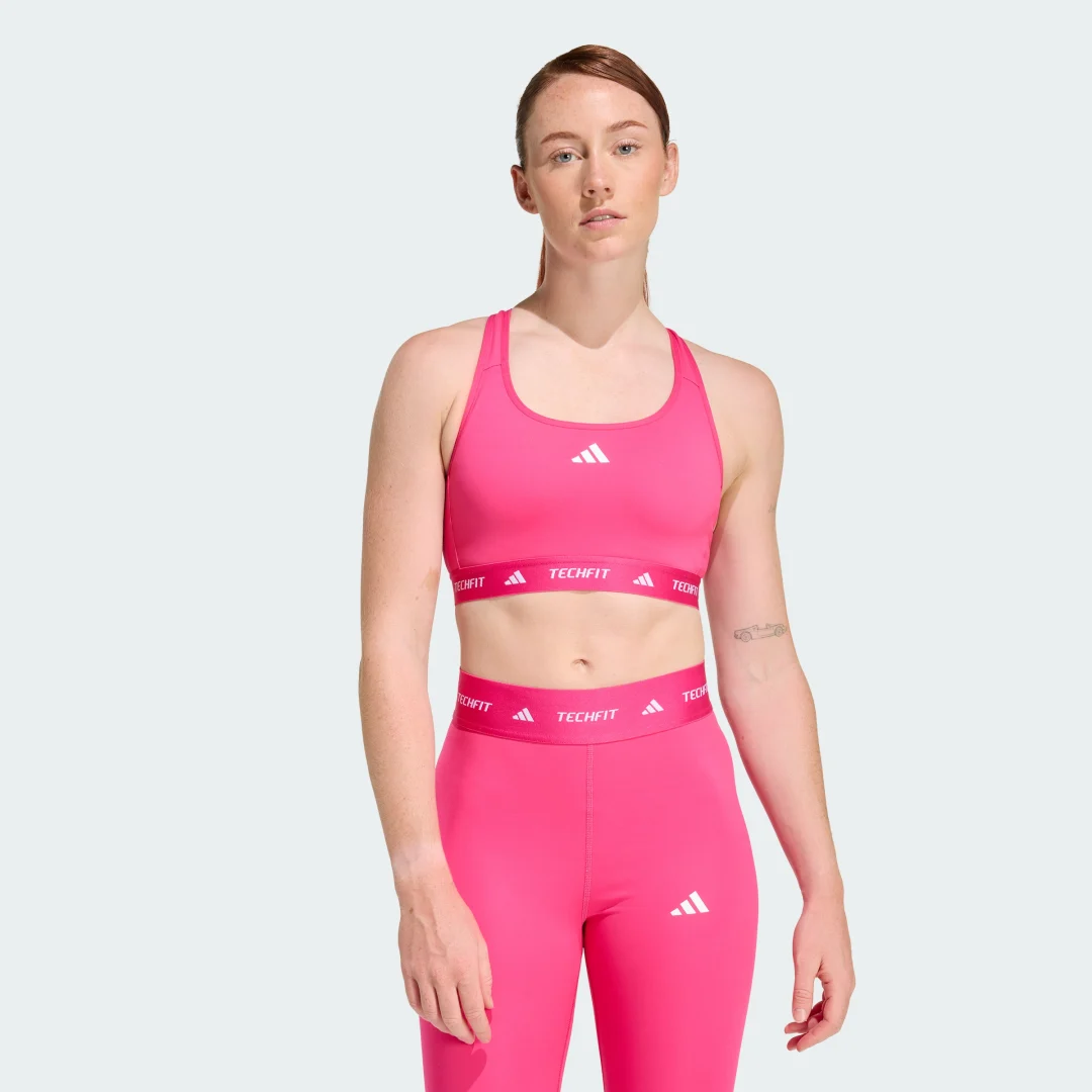 Detalle de Sujetador TECHFIT de Adidas: soporte básico y comodidad para entreno diario en rosa