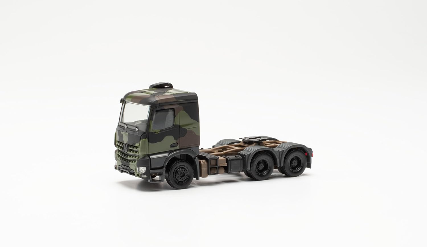 Detalle de Herpa Mercedes-Benz Arocs 6x4 – model ciężarówki 1:87 z dźwigiem i kamuflażem