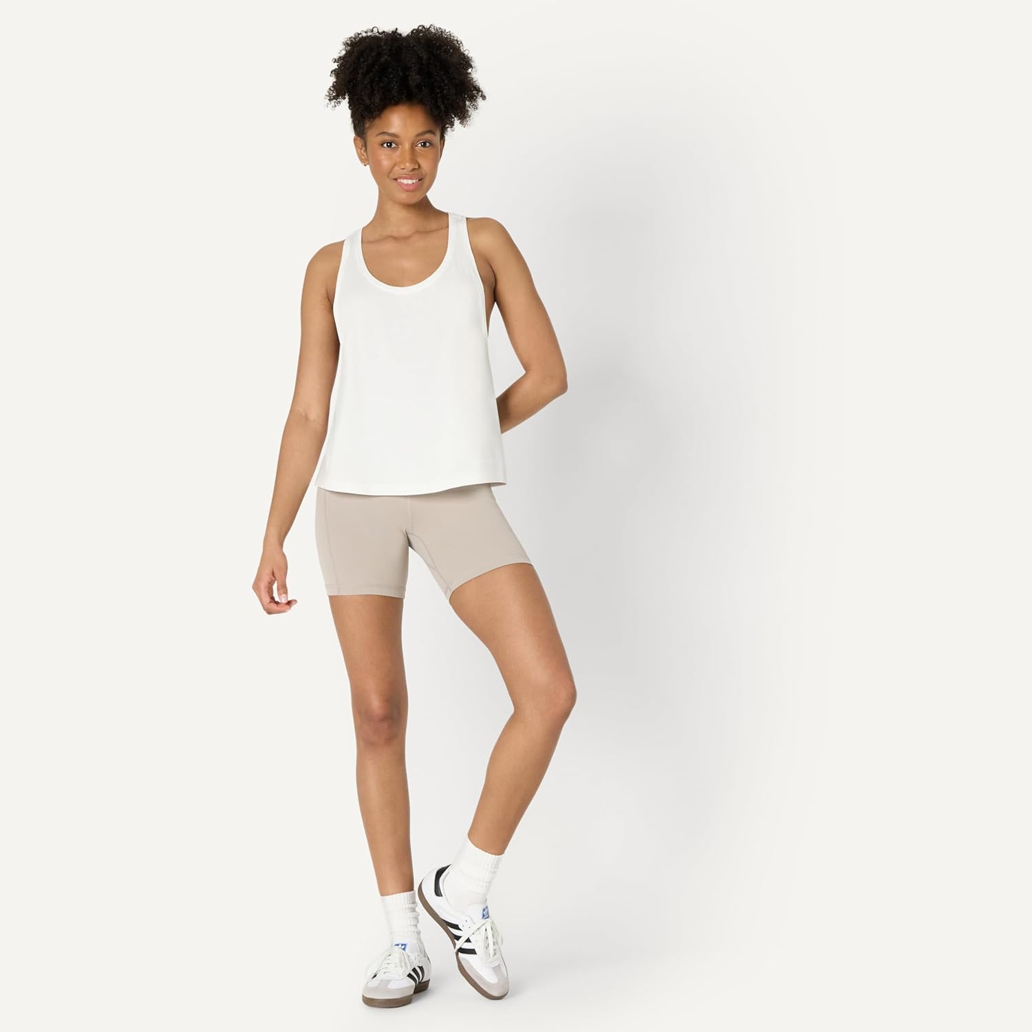 Thumbnail 4 de Amazon Essentials Damen Active Soft Cotton Yoga-Workout-Tanktop Relaxed Fit (weiter Armausschnitt, Racerback)