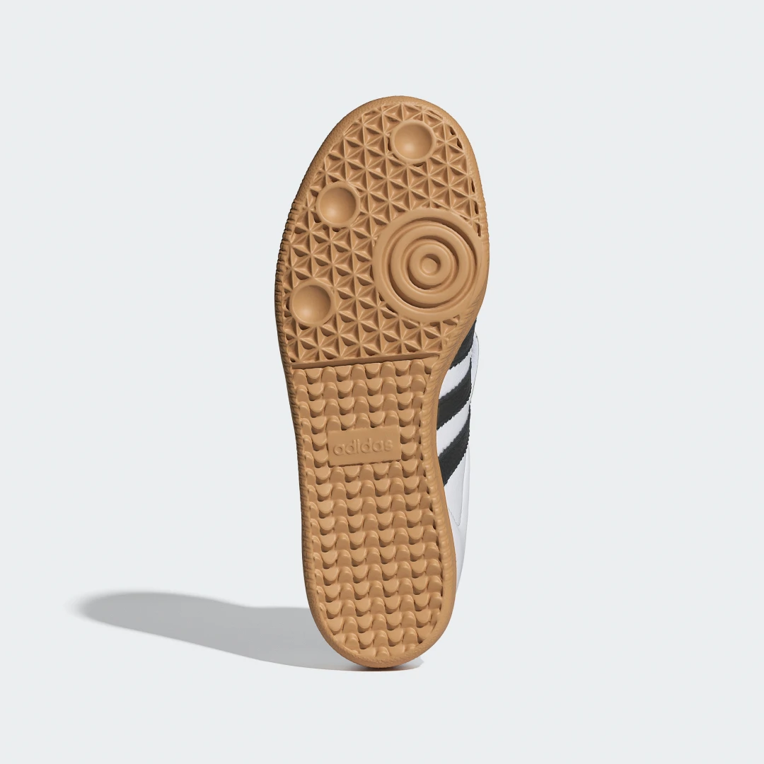 Detalle de Zapatilla Samba LT de Adidas: estilo clásico en blanco para uso diario