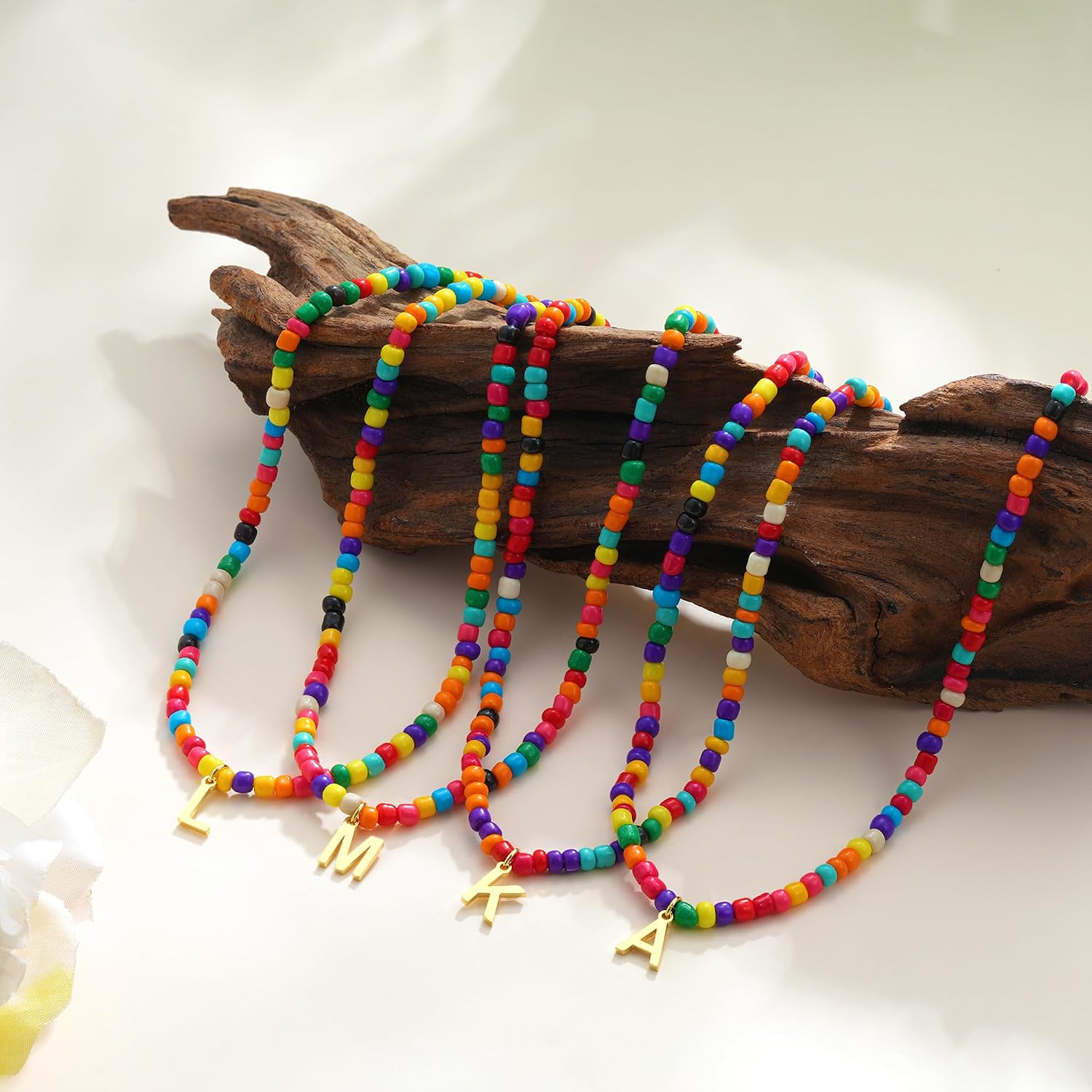 Thumbnail 4 de SLOONG Bunte Buchstaben Perlenkette – handgefertigte Namens- oder Initialkette mit Boho-Choker-Charme