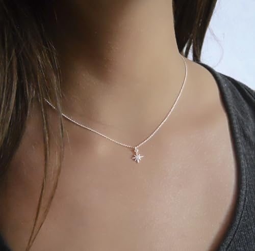 Detalle de Annika Bella North Star Necklace with Cubic Zirconia Pendant