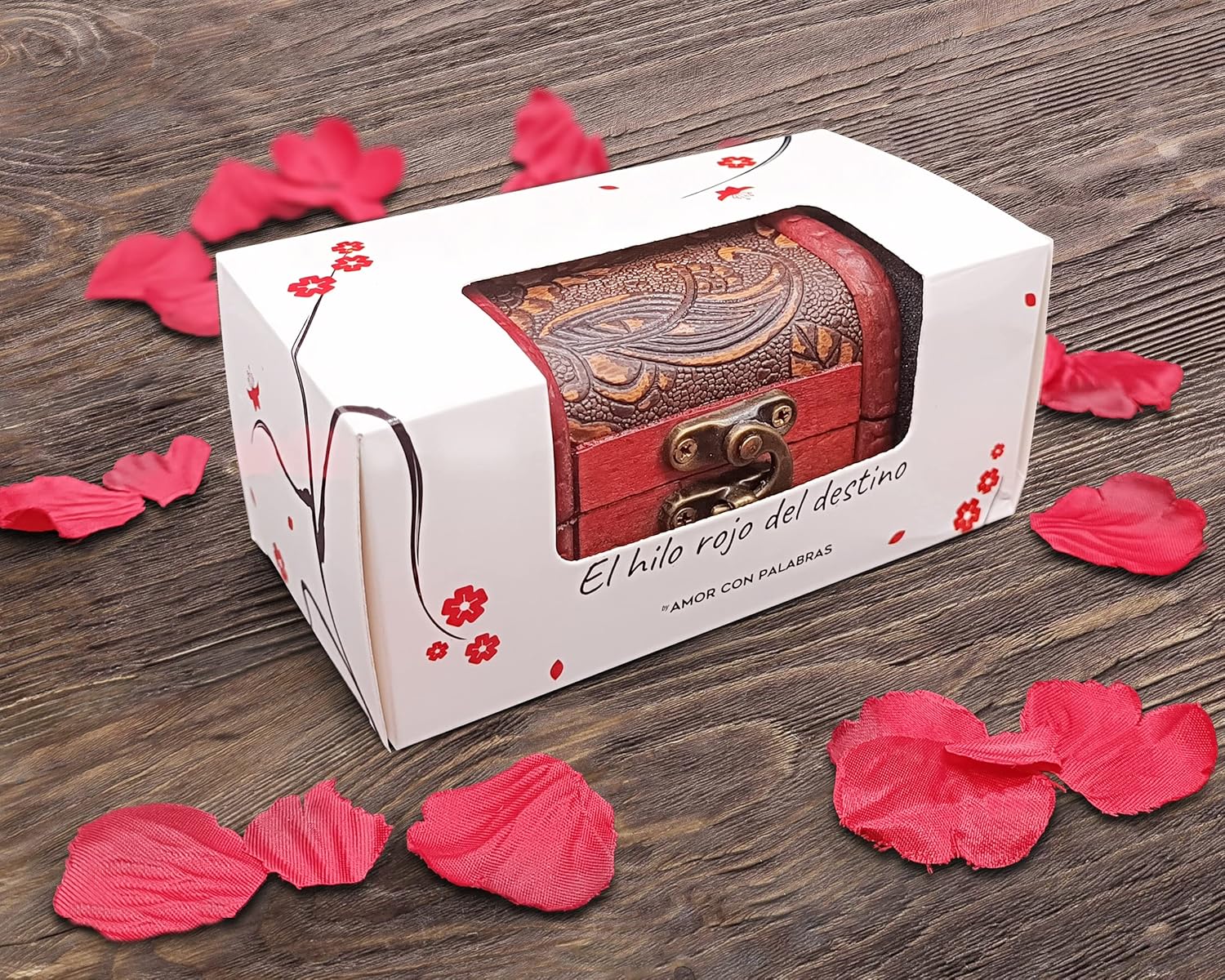 Detalle 2 de AMOR CON PALABRAS Pulseras La Leyenda del Hilo Rojo del Destino con cofre, amuleto Omamori y símbolo de amor