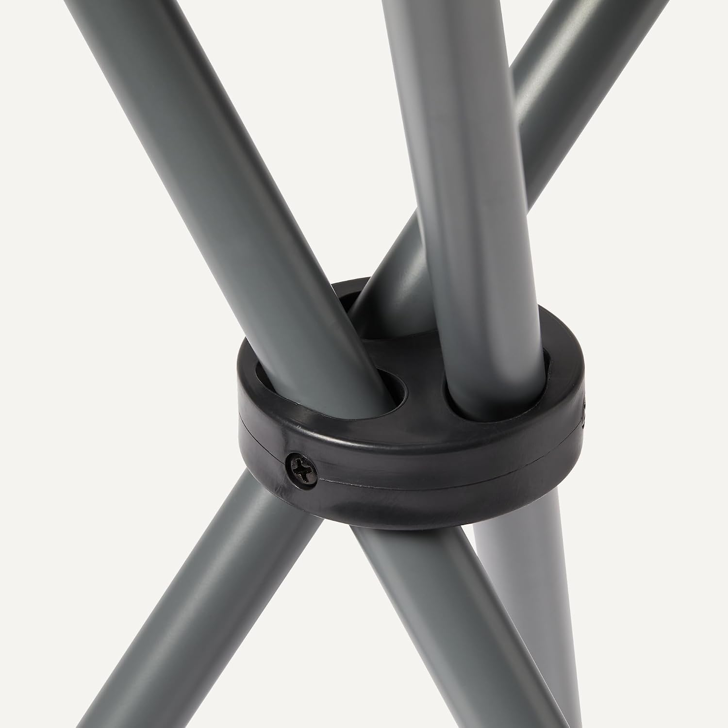 Detalle 2 de Amazon Basics opvouwbare kampeerkruk met stalen frame en verstelbare schouderbanden