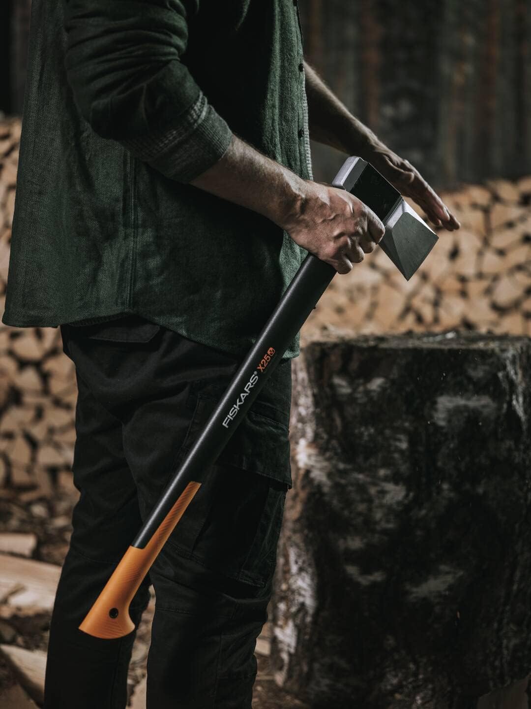 Thumbnail 2 de Fiskars Spaltaxt X25-XL – 72 cm, antihaftbeschichtete Klinge, glasfaserverstärkter Kunststoffstiel, sicher verbunden