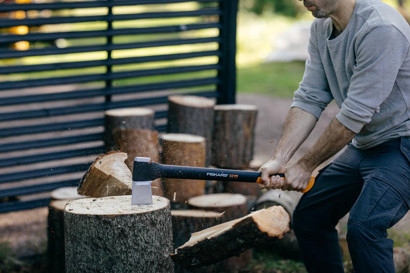 Detalle de Fiskars X21-L klyvyxa, 71 cm med belagt stålblad och skydd