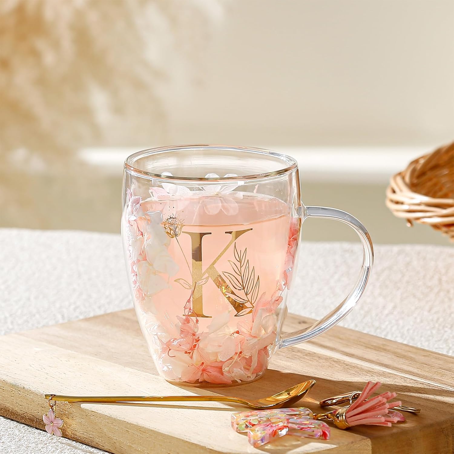 Detalle de Gifts for Women Glass Coffee Mugs with Gold Monogram and Dried Flowers – Personalised 280ml Double-Walled