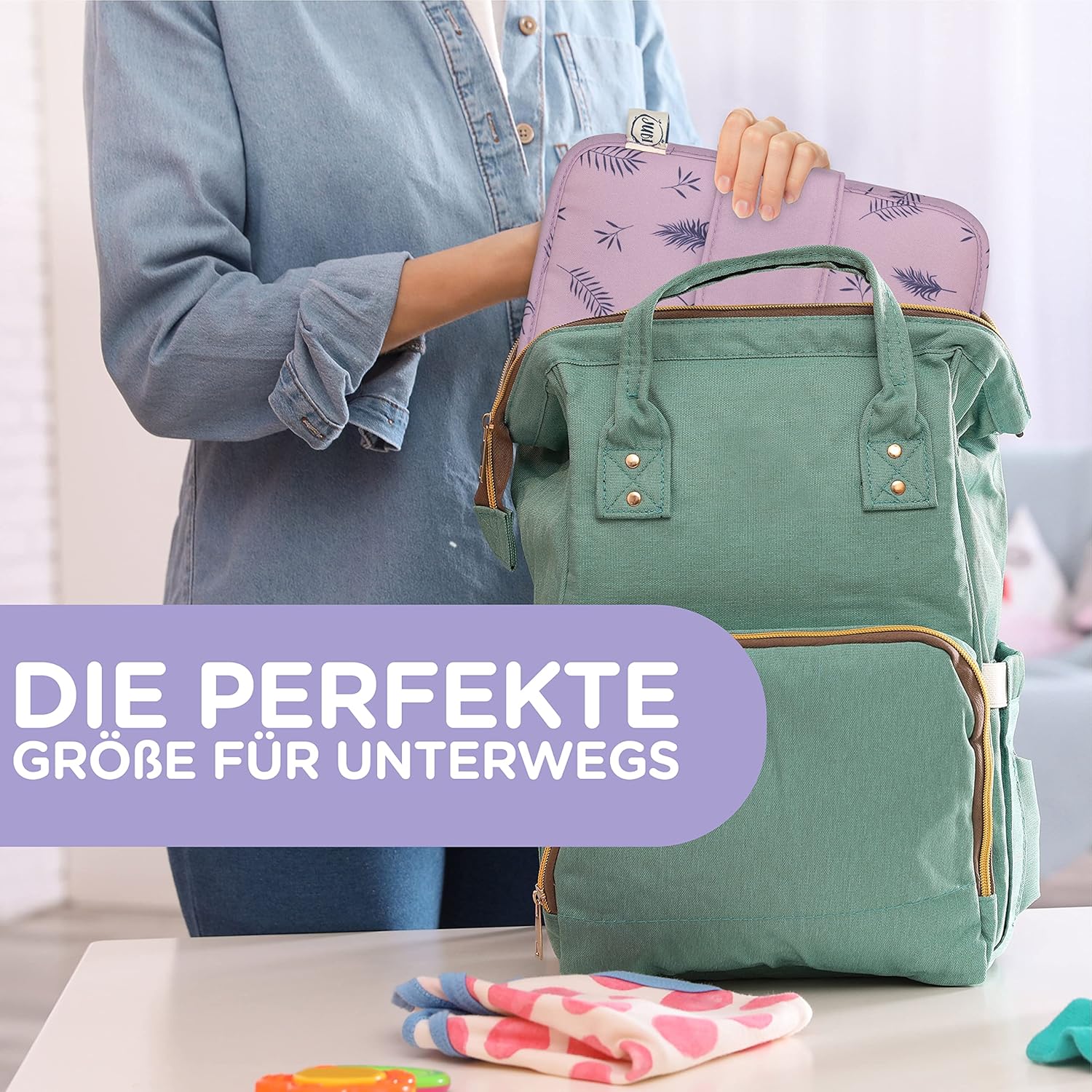 Detalle 2 de Jubi Windeltasche mit Wickelunterlage für unterwegs – Kleine, platzsparende Wickeltasche in Lila mit Palmen (Klettverschluss)