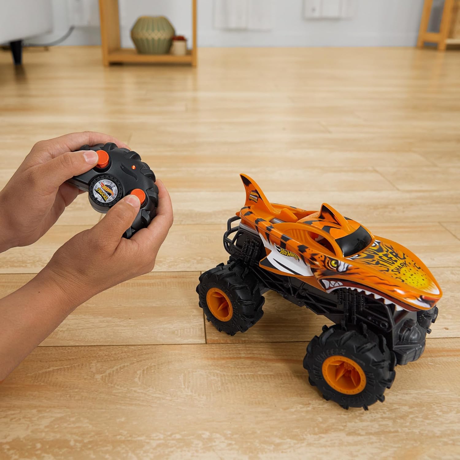 Thumbnail 2 de Hot Wheels Monster Trucks HNV03 : Tiger Shark radiocommandé 1/24, pneus tout-terrain