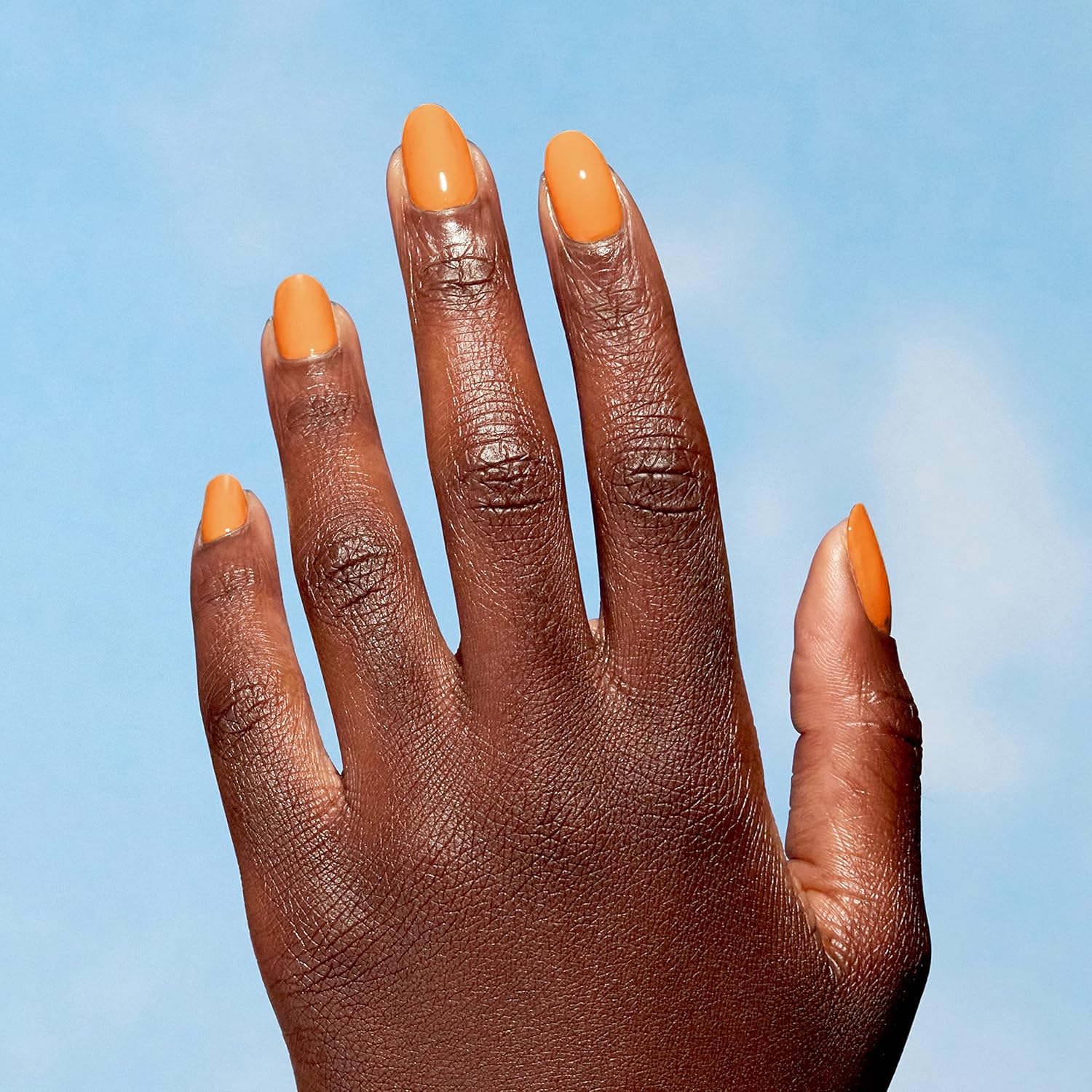 Detalle de OPI Nature Strong nail polish (Orange & Yellow), quick-dry vegan varnish, 15ml