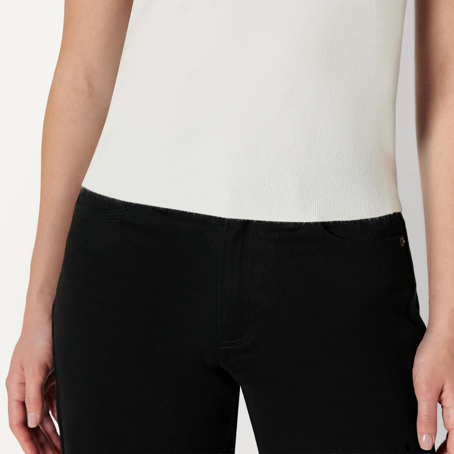 Detalle de Amazon Essentials Women's Regular-Fit Crew Neck Knitted Vest
