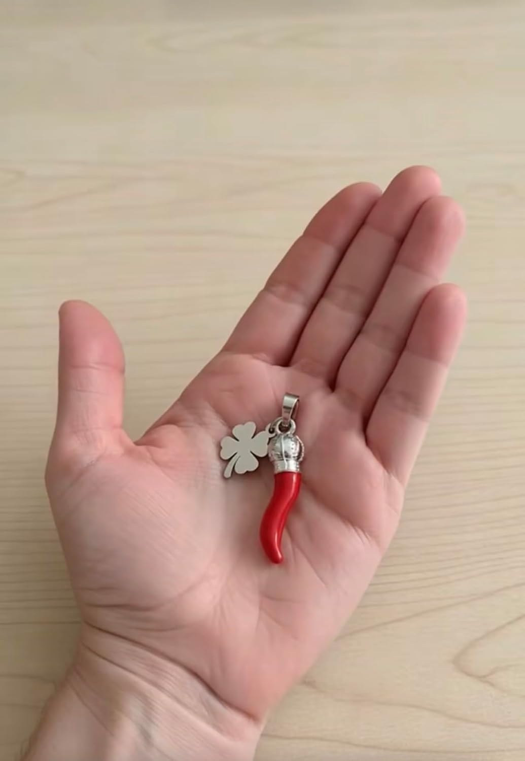 Detalle 2 de MODA MavillA Ciondolo in Acciaio con Corno Rosso e Quadrifoglio – stile discreto e portafortuna