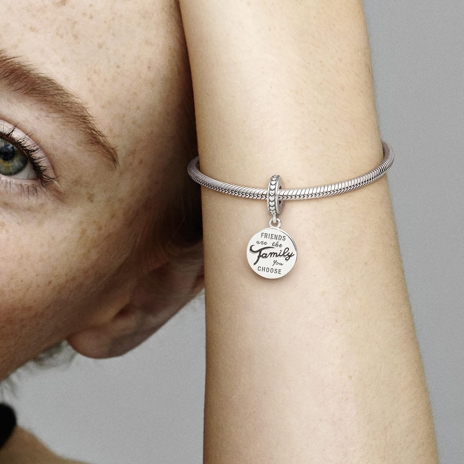 Detalle de PANDORA Icons colgante etiqueta de plata con esmalte negro