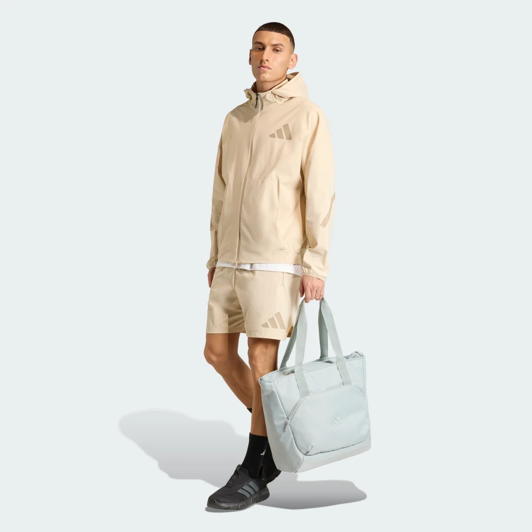 Detalle de BOLSO GRANDE ADIDAS PRIME: espacio y versatilidad con el sello Adidas