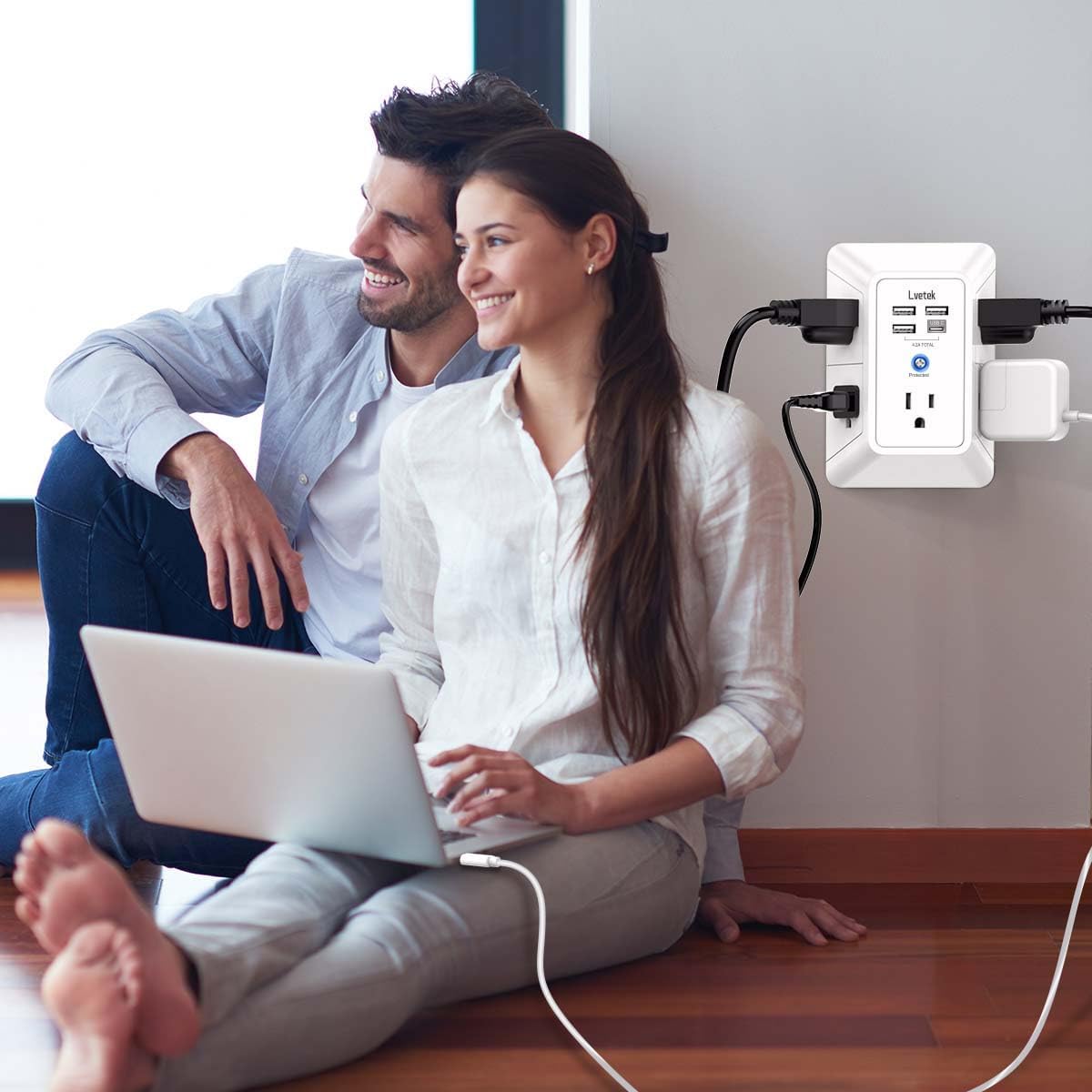 Detalle de Lvetek QF-519F Wall Outlet Extender with 5 Outlets, 4 USB Ports and 1680J