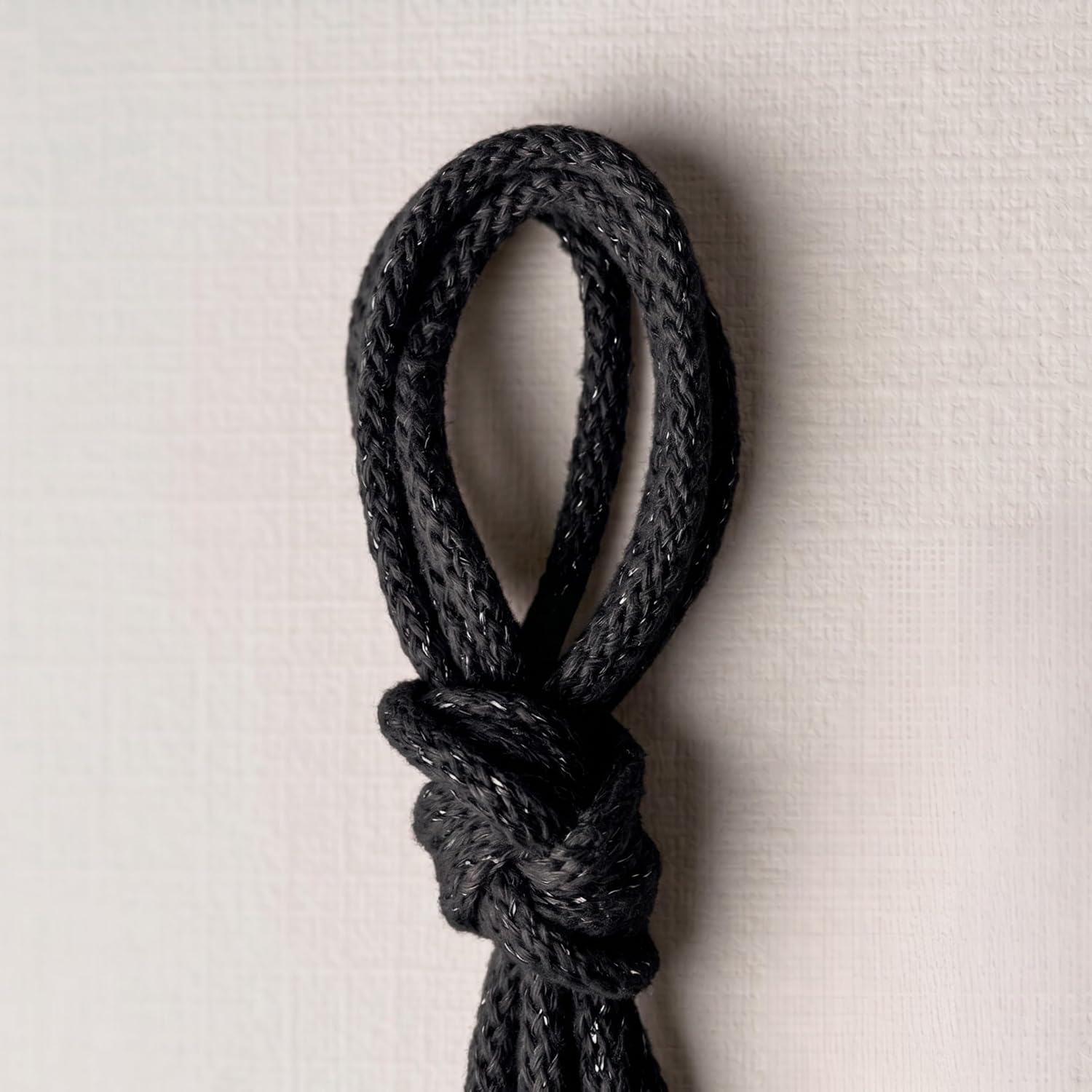 Detalle 2 de APREGGIO Hanging flower stand macramé plantenhanger, zwart katoen, 75 cm