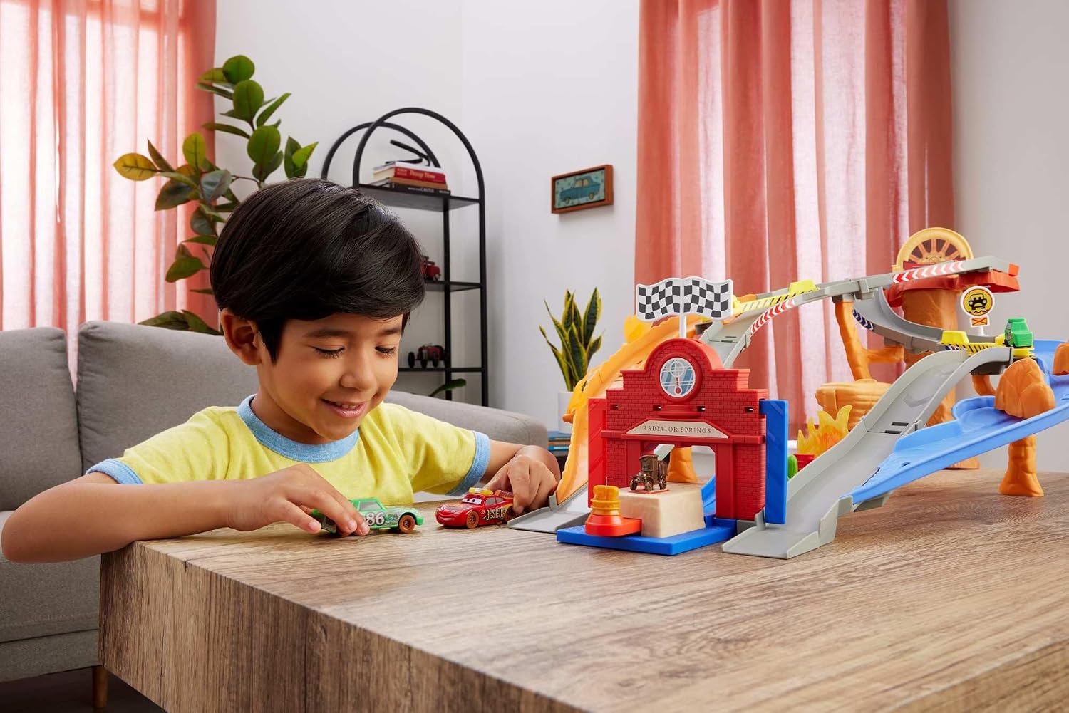 Detalle de Mattel Cars Coffret Piste de Course Rescue Road Course (Radiator Springs) avec Flash McQueen, Chick Hicks et 2 véhicules Pitty – JFL57