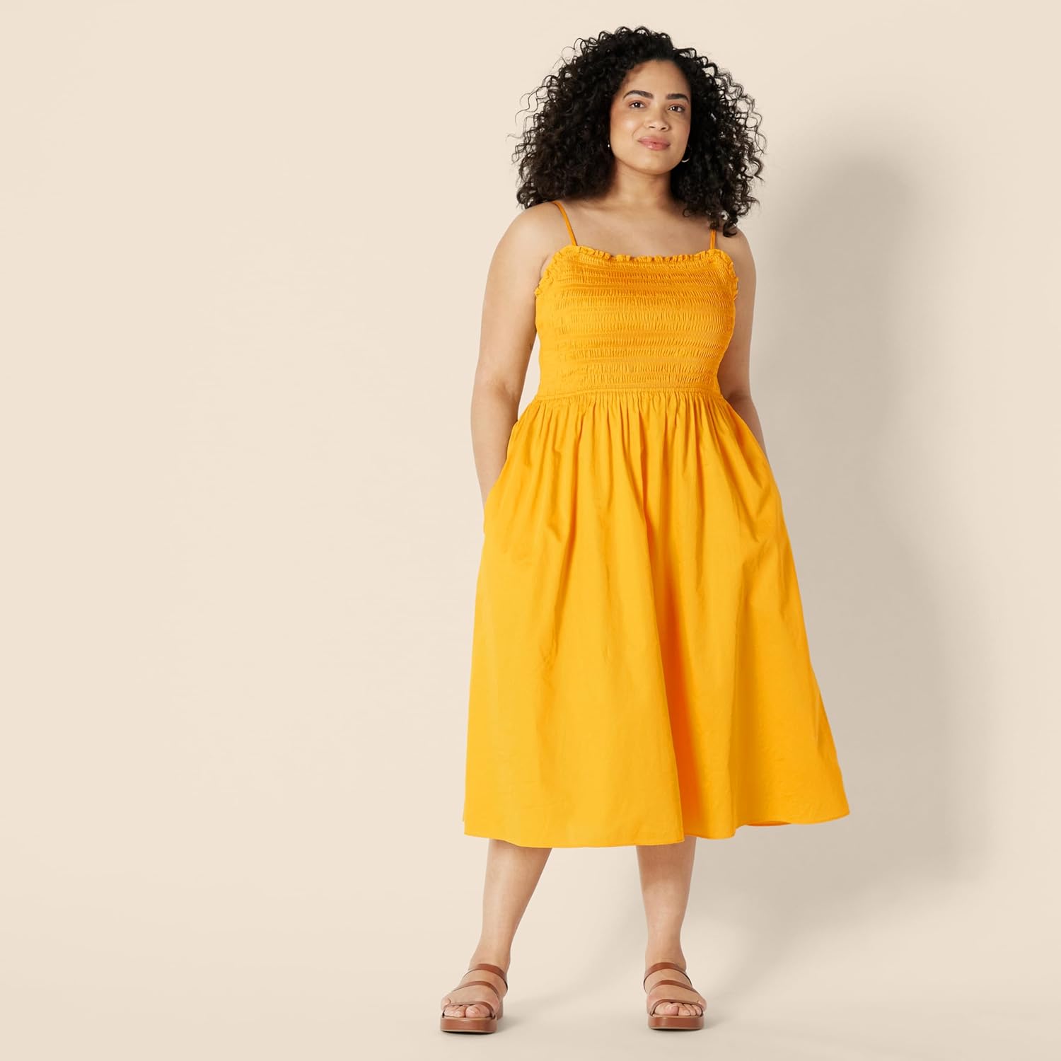 Thumbnail 5 de Amazon Essentials women’s regular-fit cotton sateen smocked bodice midi dress
