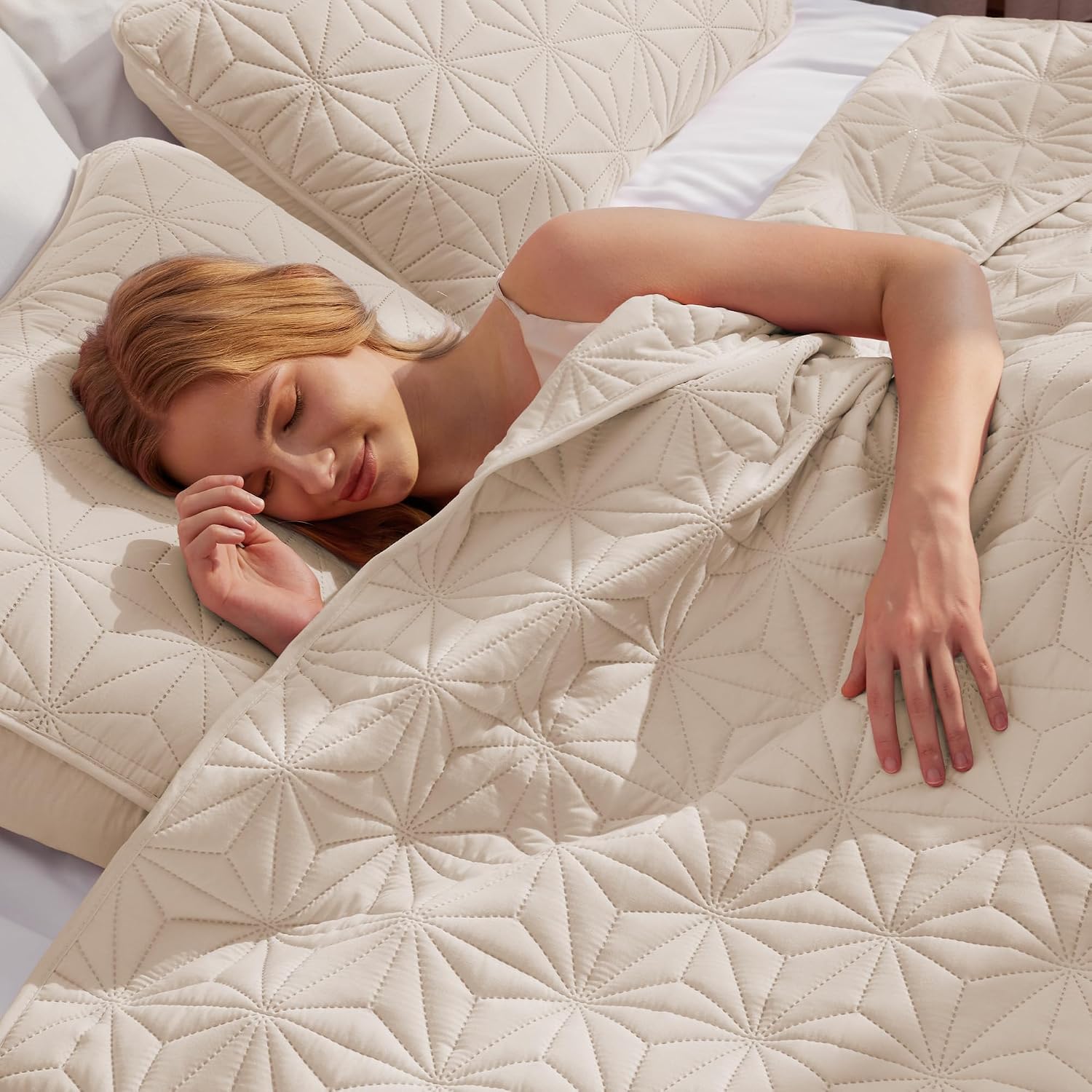 Detalle de Whale Flotilla Queen Quilt Set, 90 x 96 Inches