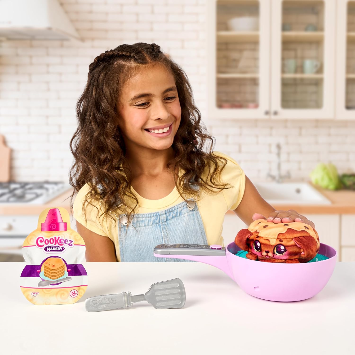 Detalle 2 de Cookeez Makery Pancake Treatz Mix & Flip: Plush Surprise Pancake Maker