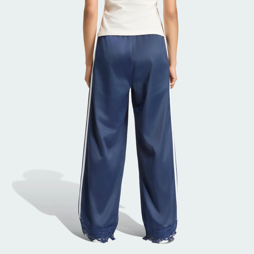 Detalle 2 de Pantalón holgado de raso con encaje Adidas Originals Firebird – azul