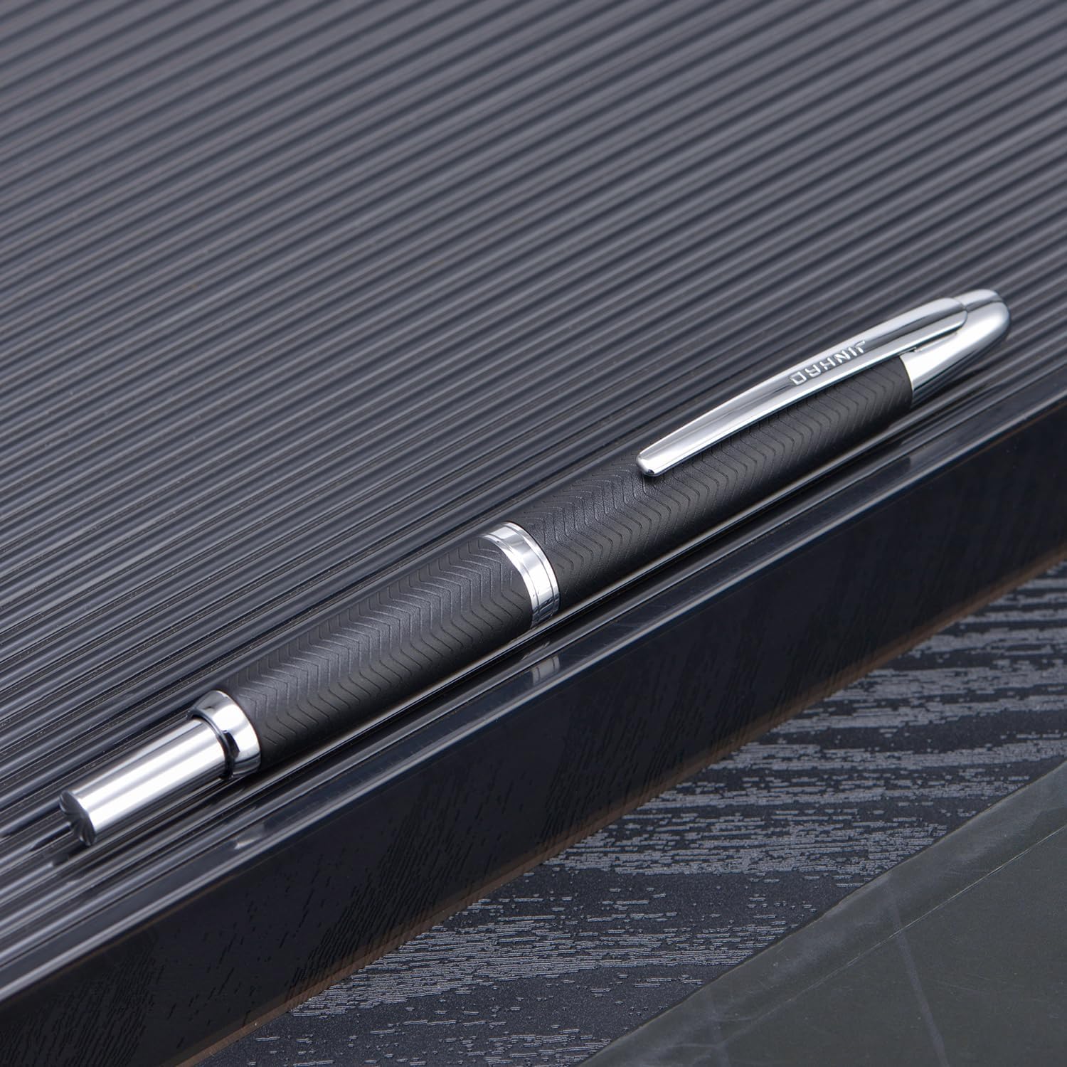 Detalle 2 de Jinhao 10 Series Press Fountain Pen (Wavy Matt Black Chromium) Fine Nib Box Set with Converter