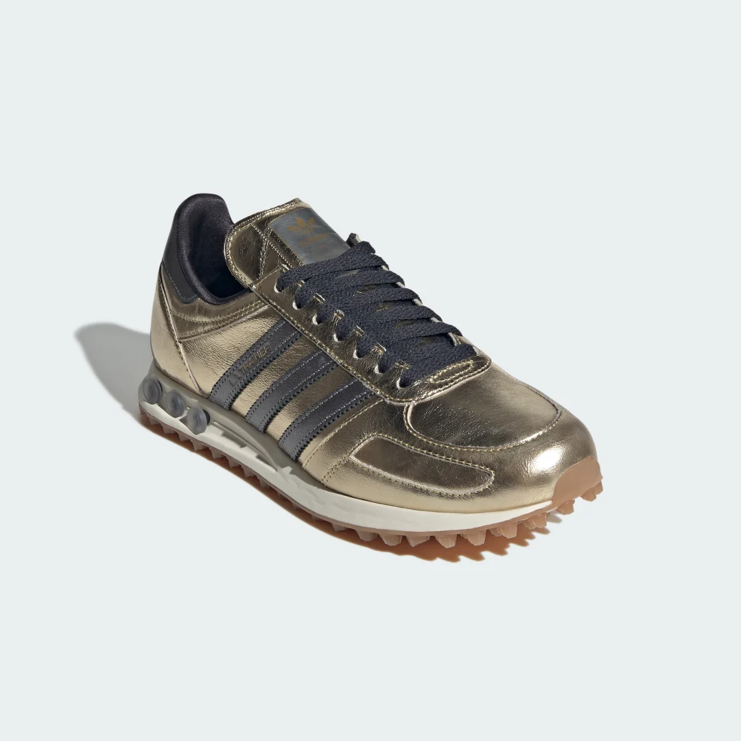 Detalle 2 de ZAPATILLA LA TRAINER OG de Adidas – color Oro
