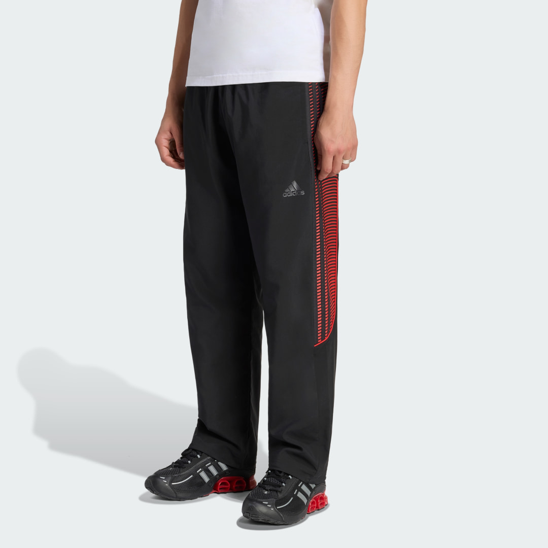 Detalle de Pantalón de chándal adidas x Coca-Cola Teamgeist 26: estilo y comodidad en negro