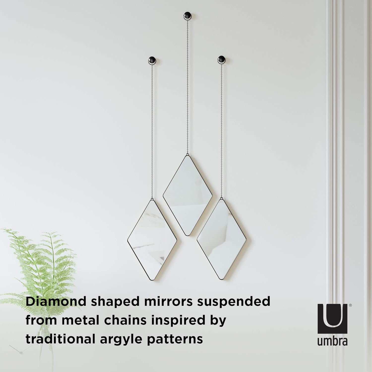 Detalle de Umbra Dima Mirror – Lot de 3 miroirs losanges suspendus noir, avec chaîne