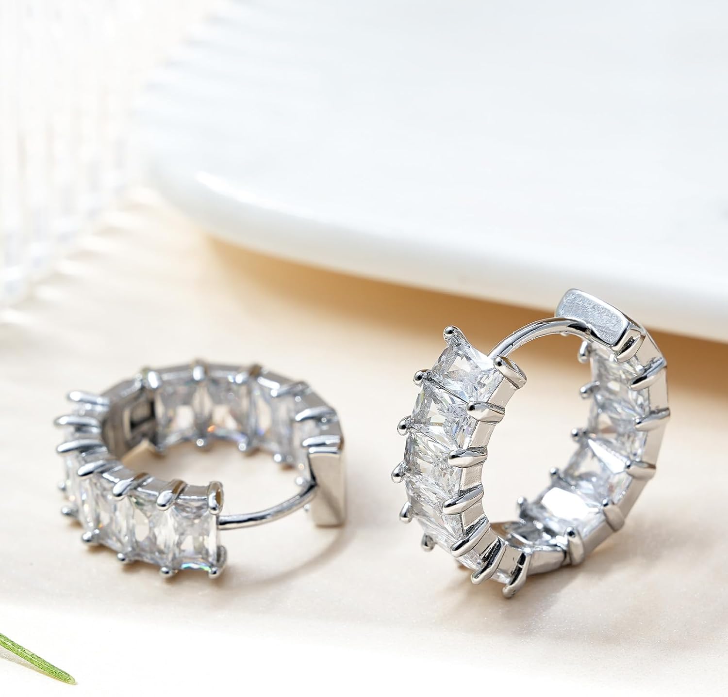 Detalle de Mesovor Boucles d’oreilles créoles argent avec zircone cubique (huggie hoops) pour femmes et filles