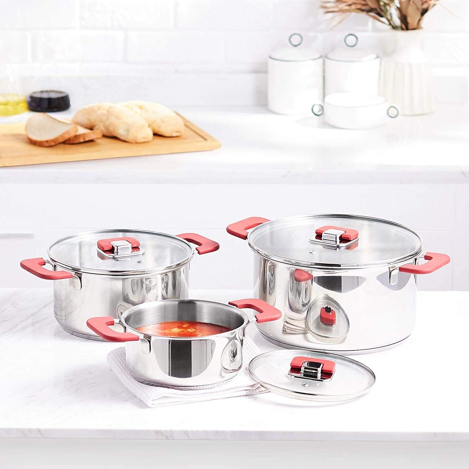 Detalle 2 de Amazon Basics 3-Piece Stainless Steel Space Saving Induction Cookware Set (16/20/24 cm)