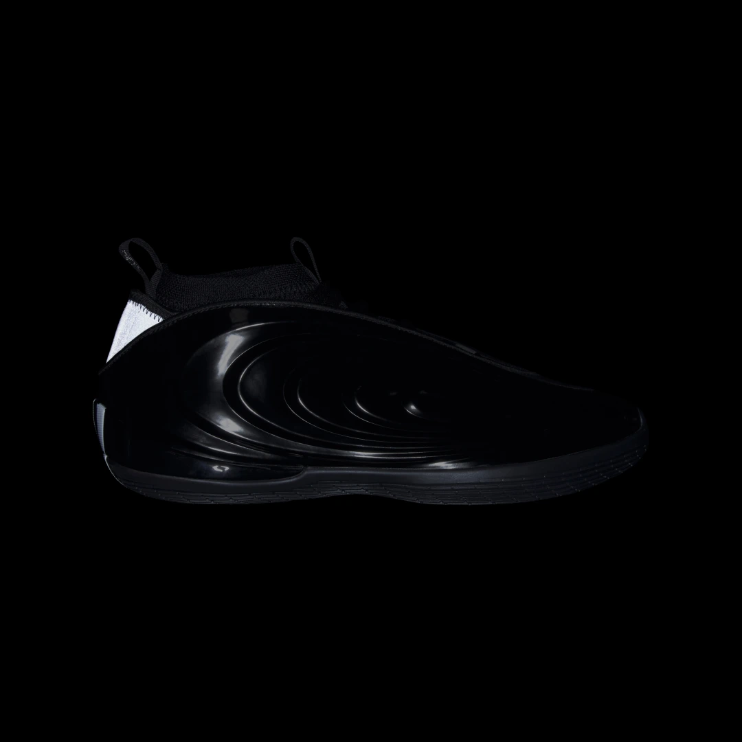 Detalle 2 de Adidas Harden Volume 10: Zapatilla en Negro para juego y vida diaria