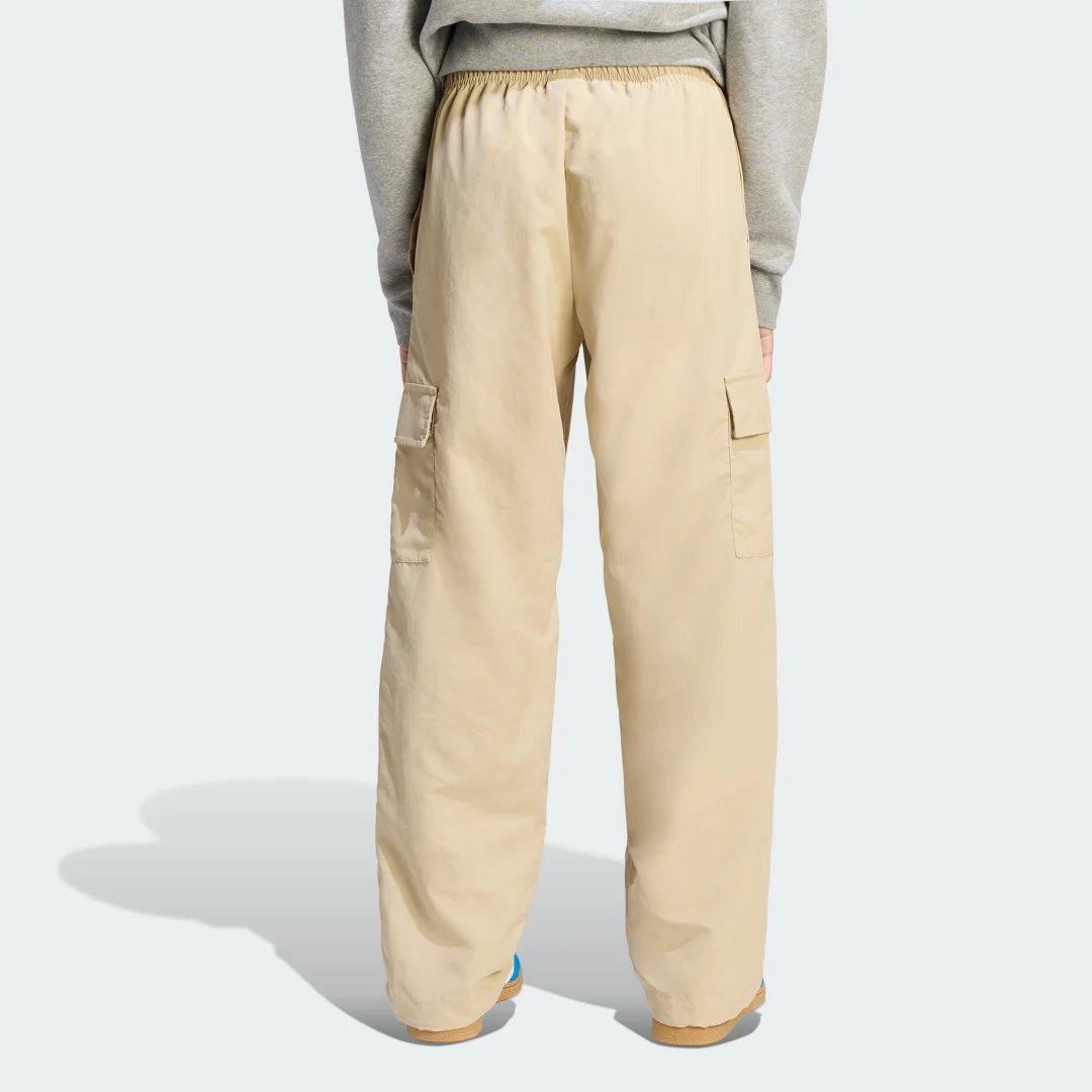 Detalle de Pantalón técnico estilo cargo Oh de Adidas – beige