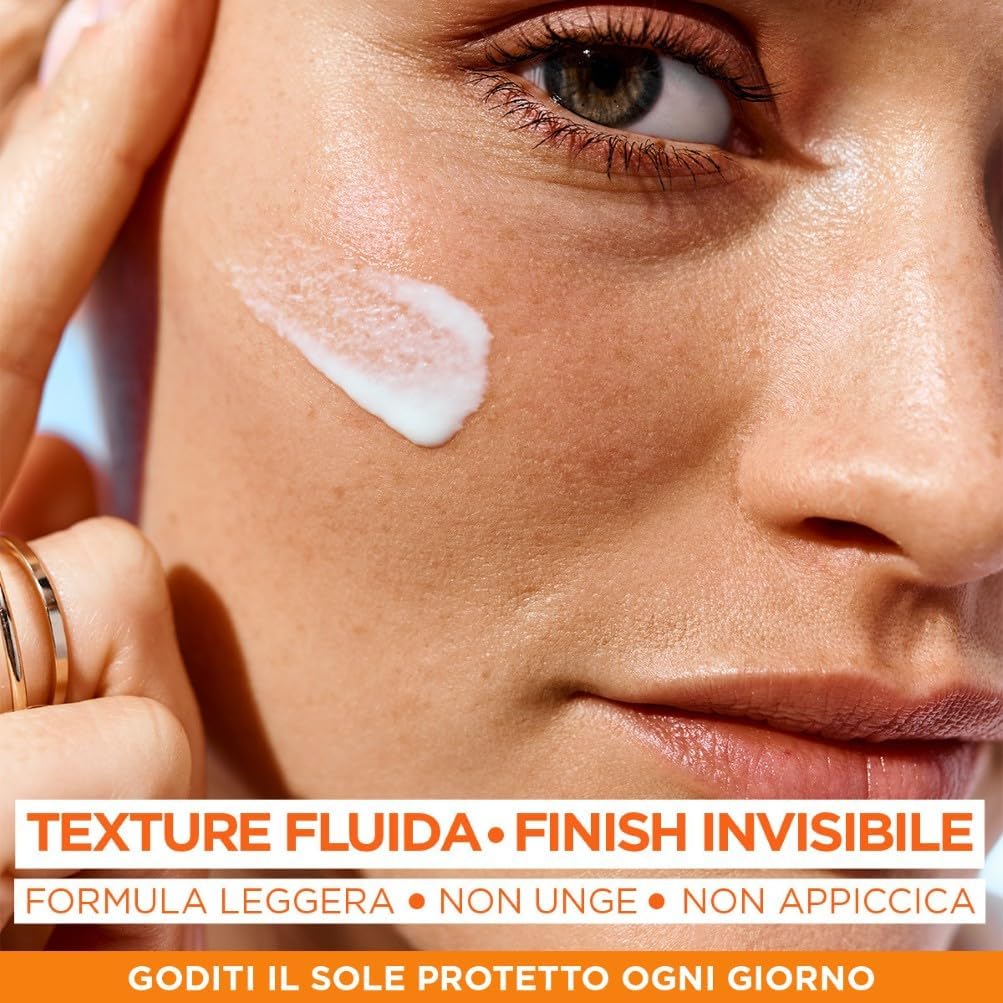 Detalle de Garnier Ambre Solaire Super UV Fluido Viso Anti Macchie SPF 50+ con vitamina Cg, effetto invisibile