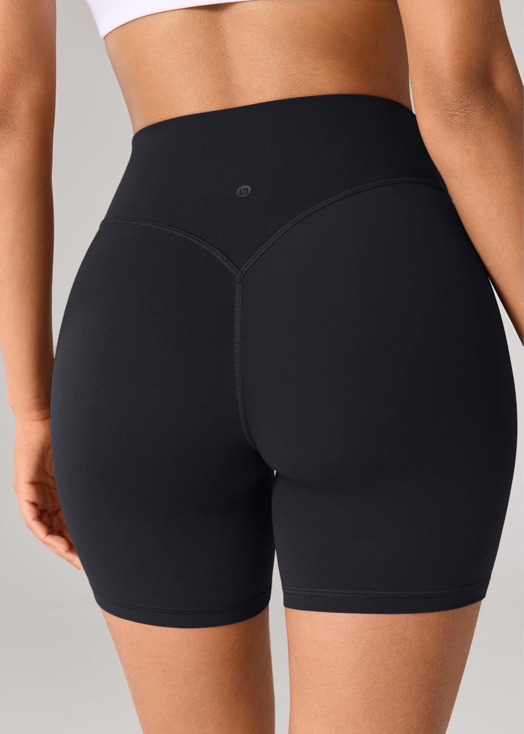 Detalle de UNISSU Hugcurve No Front Seam High Waisted Workout Biker Shorts — 6 Inch Tummy Control