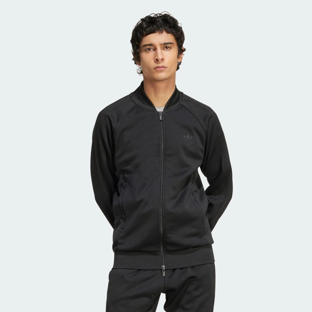 Detalle de Chaqueta SST Adicolor Classics de Adidas (color negro) — estilo clásico y versatilidad