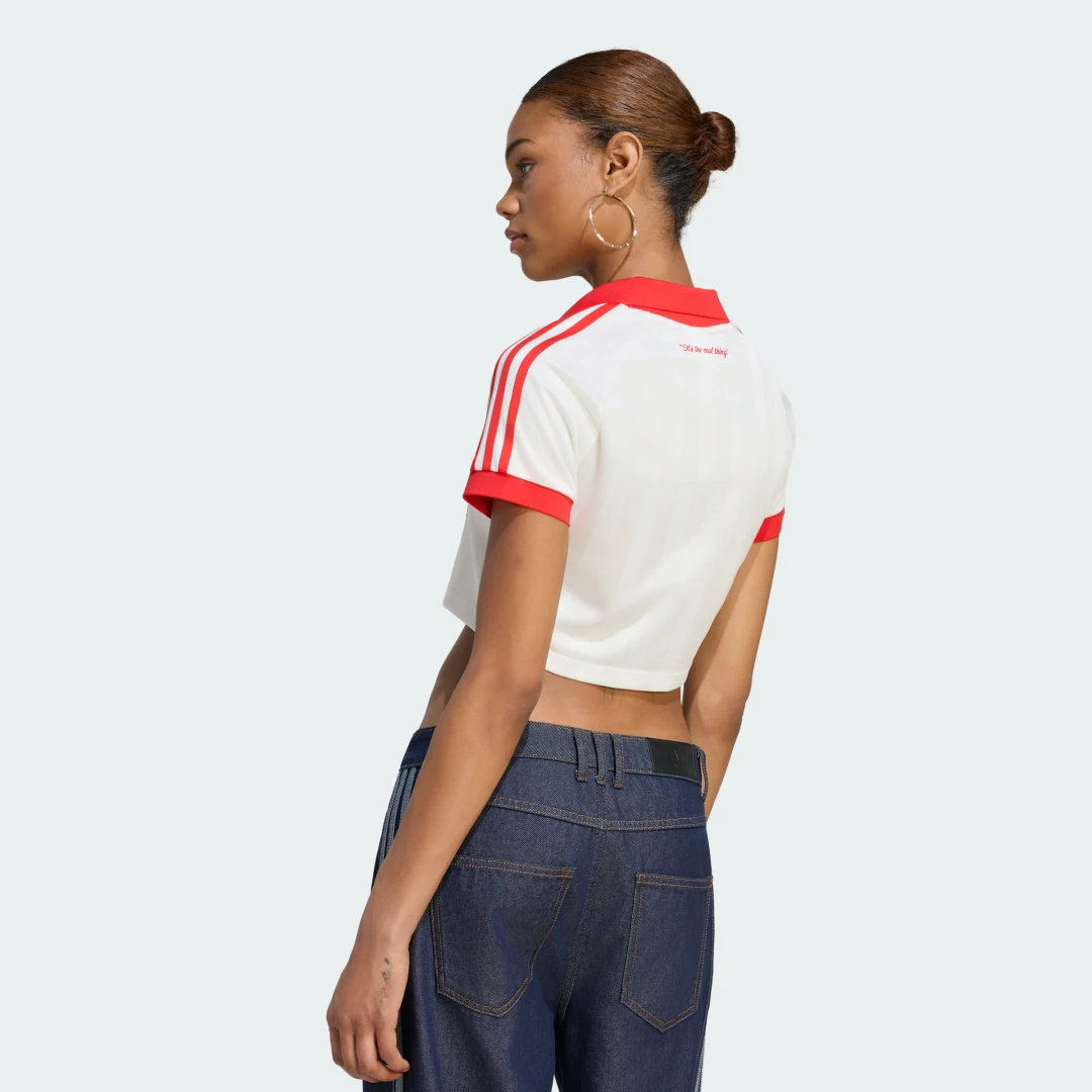 Detalle de Camiseta adidas x Coca-Cola por encima de la cintura – blanca