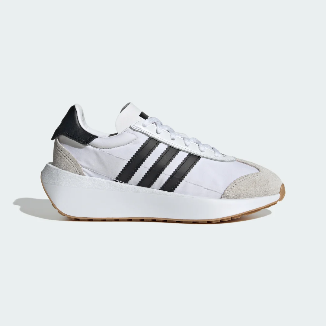 Detalle de Adidas Country XLG (Adolescentes) - Zapatilla blanca, outfit urbano y cómodo para jovenes