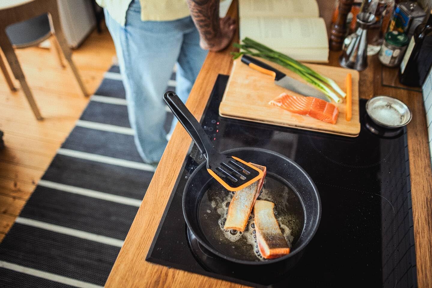Detalle 1 de Fiskars Functional Form 1079964 bakspaan met flexibele rand en geïntegreerde steun