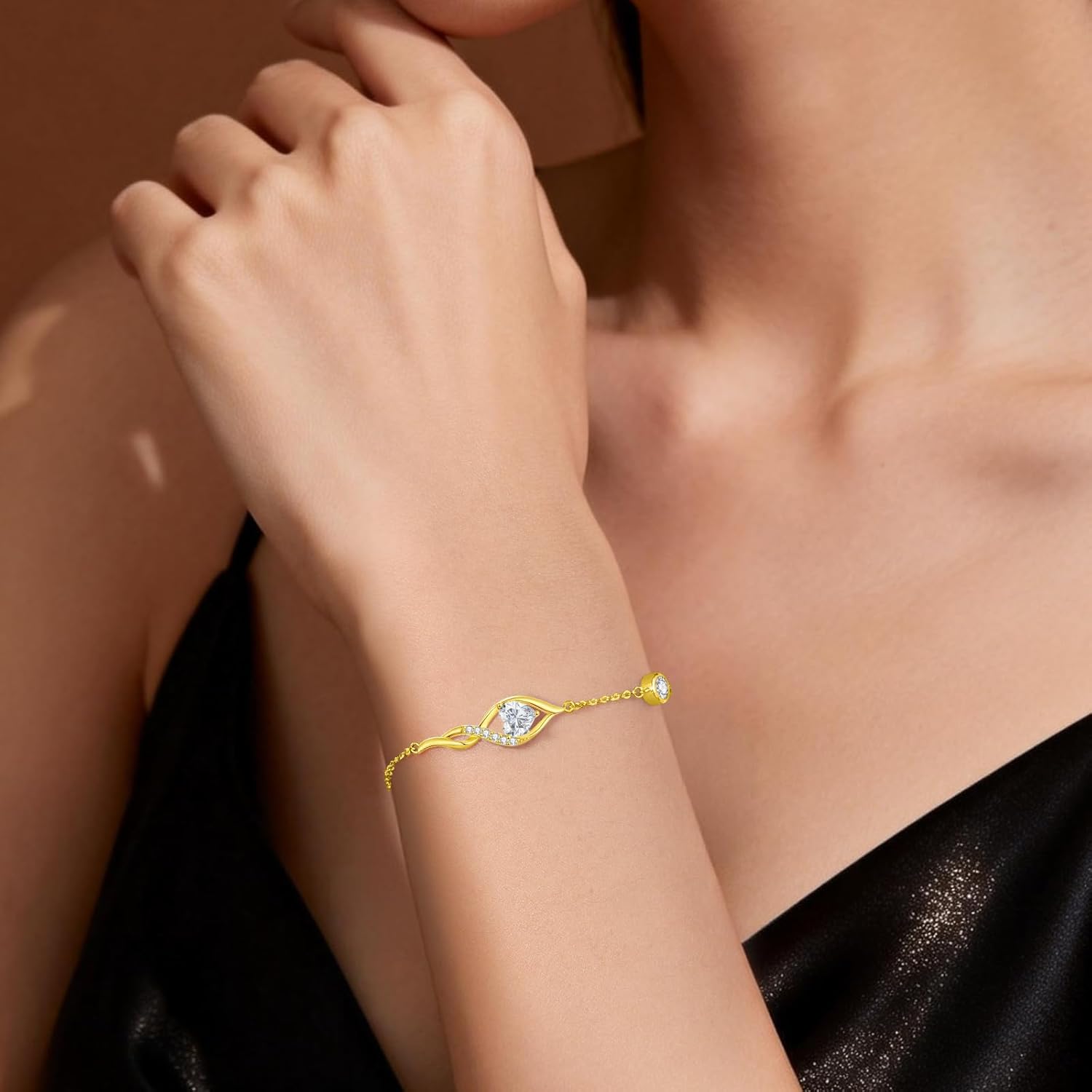 Detalle de Louisa Secret Bracciale Donna con Moissanite D-VVS1, Simbolo Infinito e Rivestimento in Oro 18K