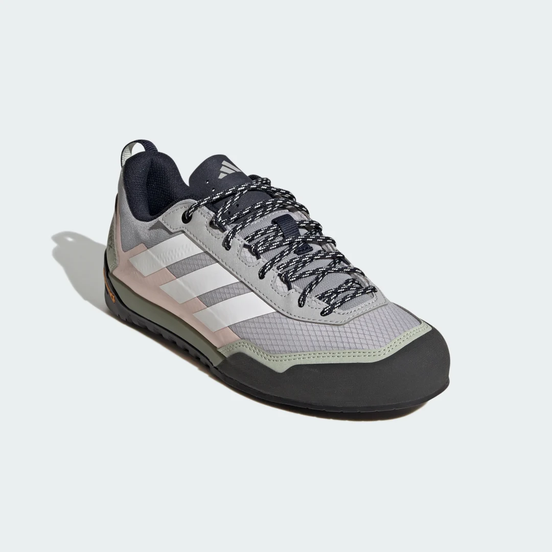 Detalle de Adidas Terrex Skychaser Solo: zapatilla de aproximación en color blanco