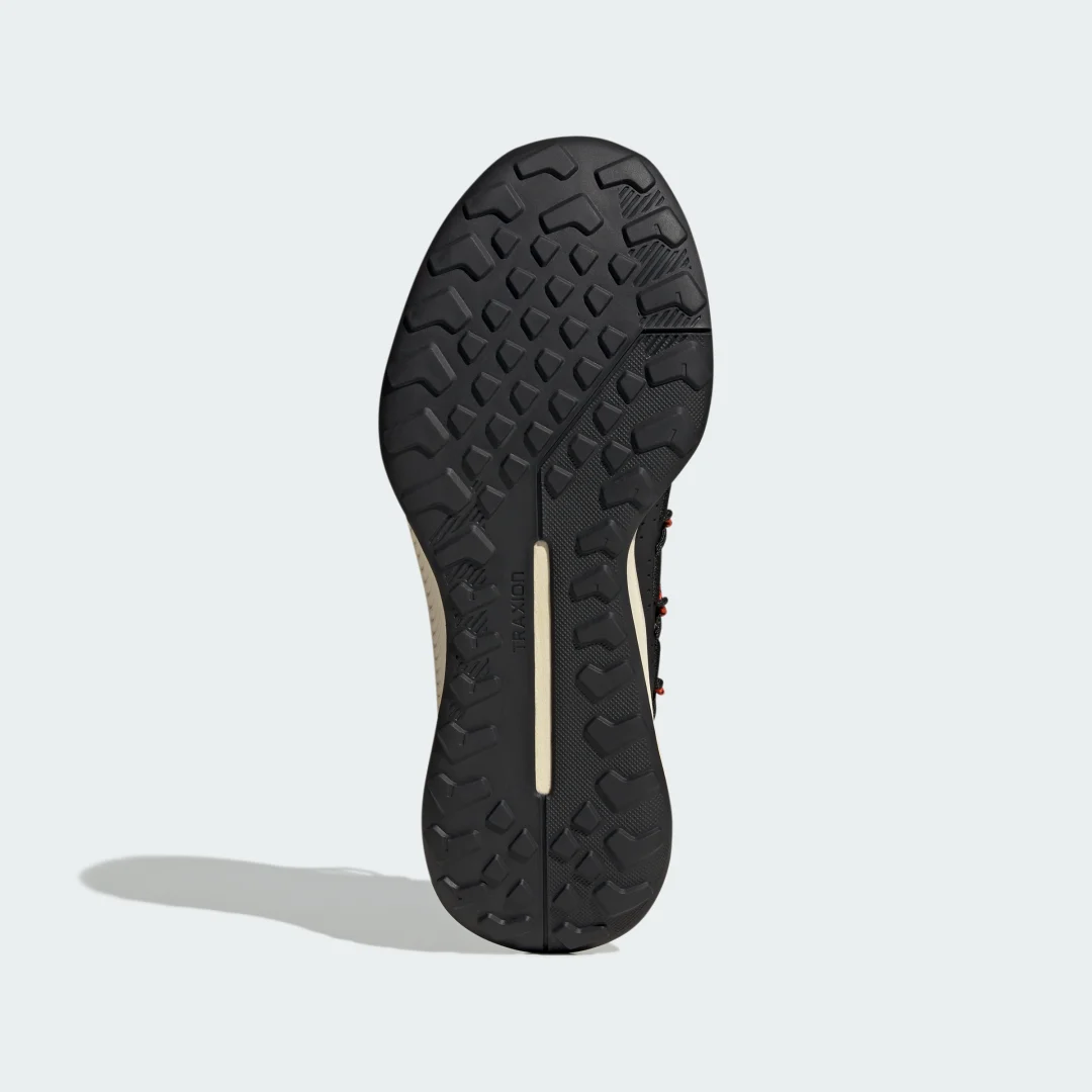 Detalle de Adidas Terrex Voyager 21 Travel: zapatilla versátil para viajes ligeros en color verde