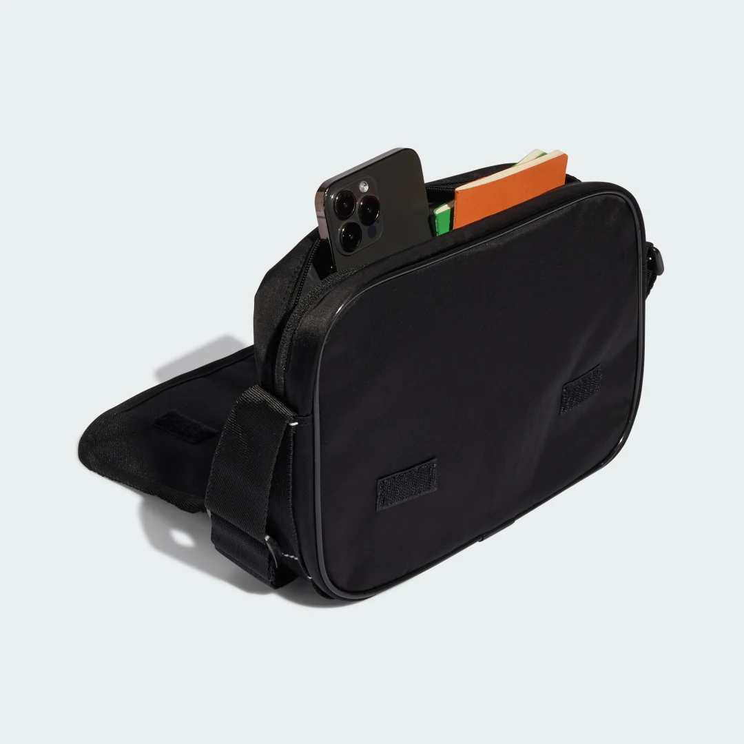 Detalle de Bolso bandolero pequeño Adidas – color negro