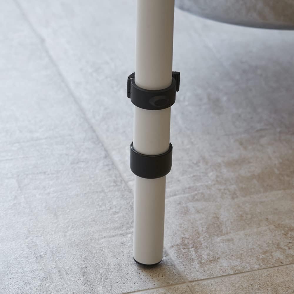 Detalle 1 de NRS Healthcare M48465 opklapbare handgreep met verstelbare steunpoot