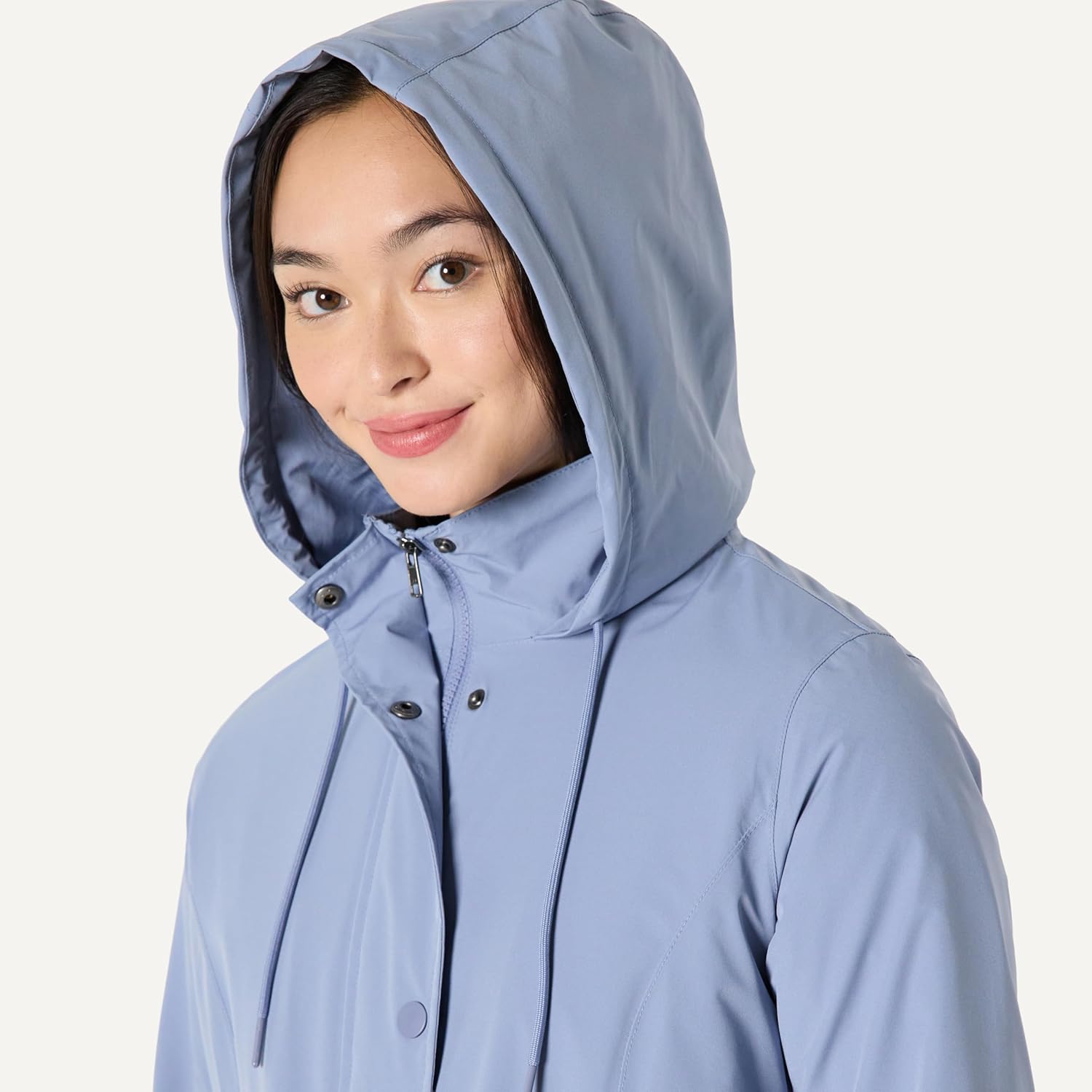 Detalle 2 de Amazon Essentials Women's Relaxed-Fit Lightweight Waterproof Long Hooded Rain Jacket