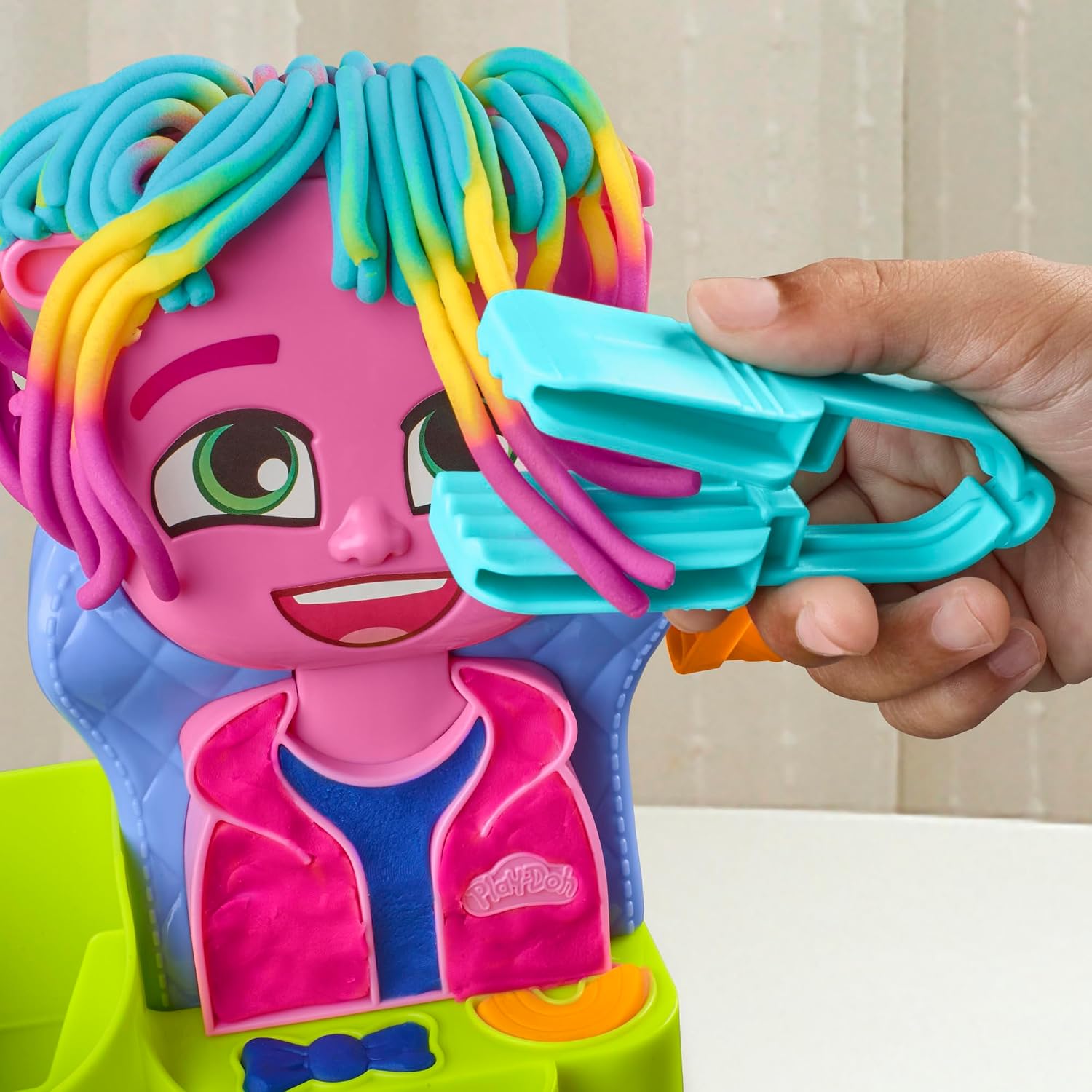 Detalle 2 de Play-Doh Hair Stylin' Salon Playset with 6 Cans (Ages 3 and Up)